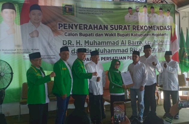 Ketua DPW PPP Jatim, Mundjidah Wahab menyerahkan surat rekomendasi kepada Calon Bupati dan Wakil Bupati kepada pasangan Muhammad Al Barra-Muhammad Rizal Octavian/ist