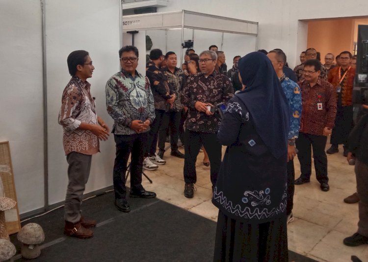 Deputi Bidang UKM Temmy Setya bersama jajaran POS Indonesia mengunjungi stand UMKM 
