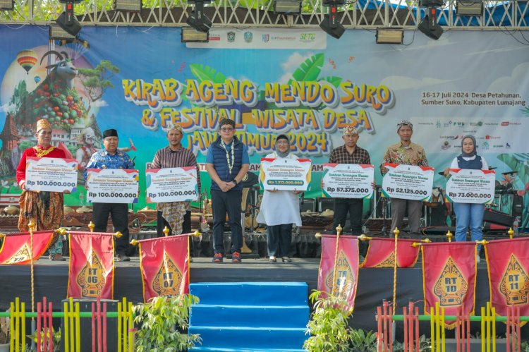 Adhy Karyono saat meresmikan wisata desa baru di Lumajang/Ist