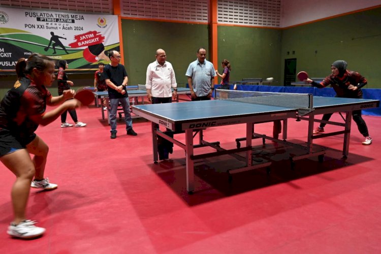 Ketua DPD RI, LaNyalla Mahmud Mattalitti didampingi Ketua Umum KONI Jatim, M Nabil dan Ketua PTMSI Jatim, Antonius saat meninjau atlet Puslatda tenis meja berlatih/Ist
