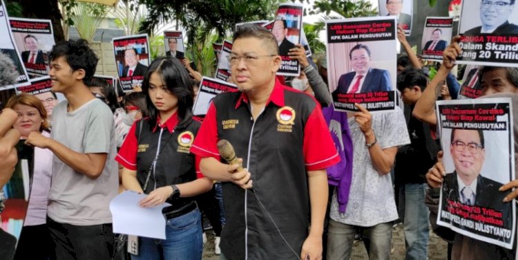 Kuasa hukum LSM Konsumen Cerdas Hukum, Alvin Lim di Gedung KPK, Jakarta/Ist