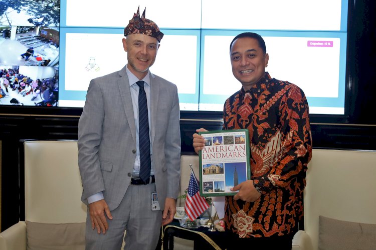 Teks foto: Wali Kota Eri menerima kunjungan Konsulat Jenderal Amerika Serikat/RMOLJatim