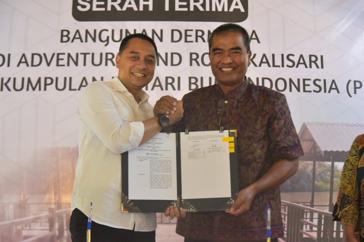 Teks foto: Wali Kota Eri menerima bantuan pembangunan Dermaga Perahu Wisata di Adventure Land Romokalisari/RMOLJatim