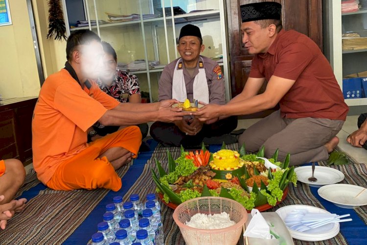 Kasat Resnarkoba Polres Magetan, Polda Jawa Timur  IPTU Putut Yuger Asmoro memberikan tumpeng atas  (simbol keberadaan Allah SWT)  kepada salah seorang tahanan narkoba disaksikan AKP Ustadz Danang./ist