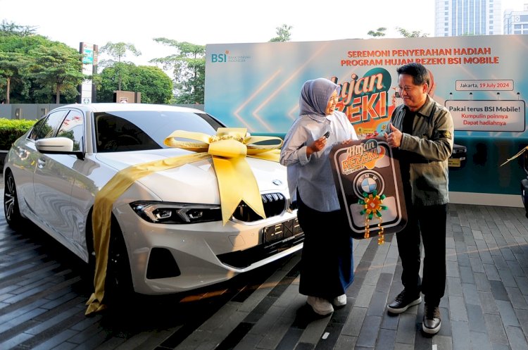 Direktur Utama BSI Hery Gunardi (kanan) menyerahkan hadiah utama  1 (satu) unit mobil BMW 321i kepada nasabah BSI KCP Cianjur Cipanas 2 Siti Rahmawati (kanan) pada acara Seremoni Penyerahan Hadiah Hujan Rezeki BSI Mobile di The Tower Jakarta, Jumat (19/7). Foto/ist