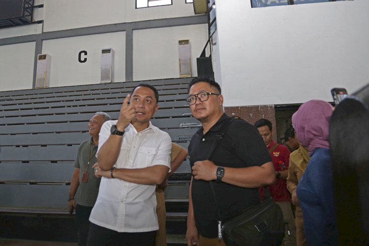 Teks foto: Wali Kota Eri bersama Iman Kristian mengecek lokasi Asian Men’s U-20 Volleyball Championship (AVC)/RMOLJatim