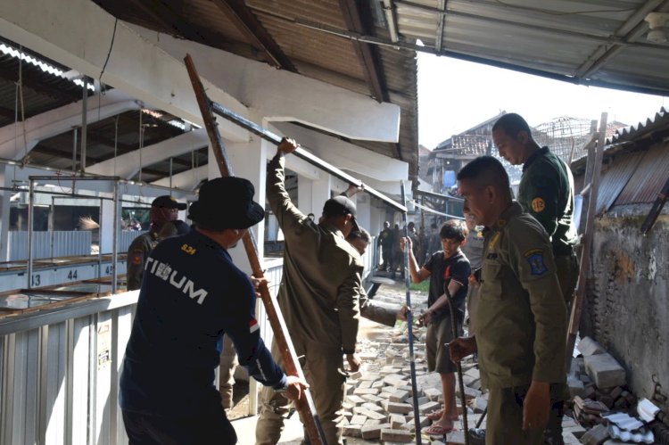 Teks foto: Satpol PP Surabaya menertibkan lapak liar di Pasar Daging Arimbi/ist