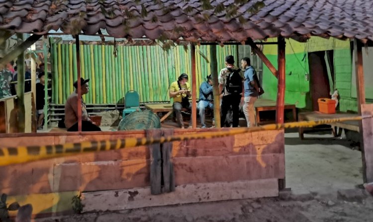 Anggota Satreskrim Polres Lamongan saat melalukan olah TKP