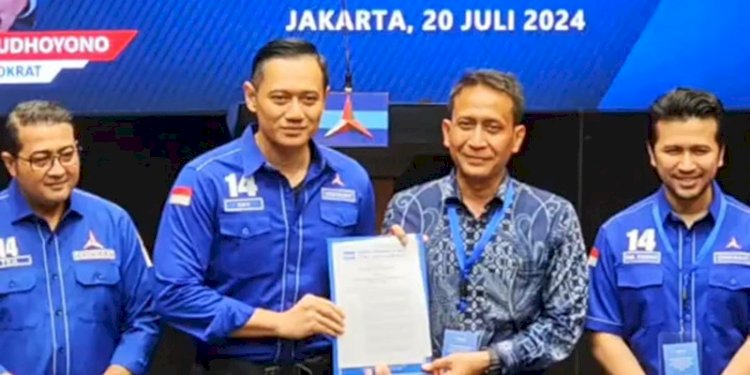 Ketua Umum Partai Demokrat, Agus Harimurti Yudhoyono (AHY) menyerahkan surat rekomendasi kepada cakada di kantor DPP Partai Demokrat, Jakarta Pusat pada Sabtu (20/7)/RMOL