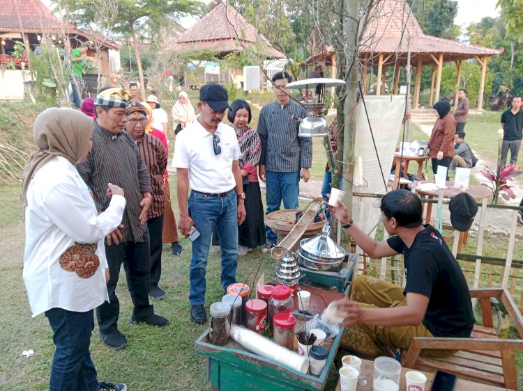 Ketua Komisi C DPRD kabupaten Madiun Budi Wahono (topi hitam) saat tinjau stand kopi Kare/ 