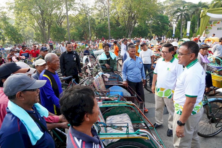 Direktur Utama Pupuk Indonesia Rahmad Pribadi dan Direktur Utama Dwi Satriyo Annurogo bersama para abang becak