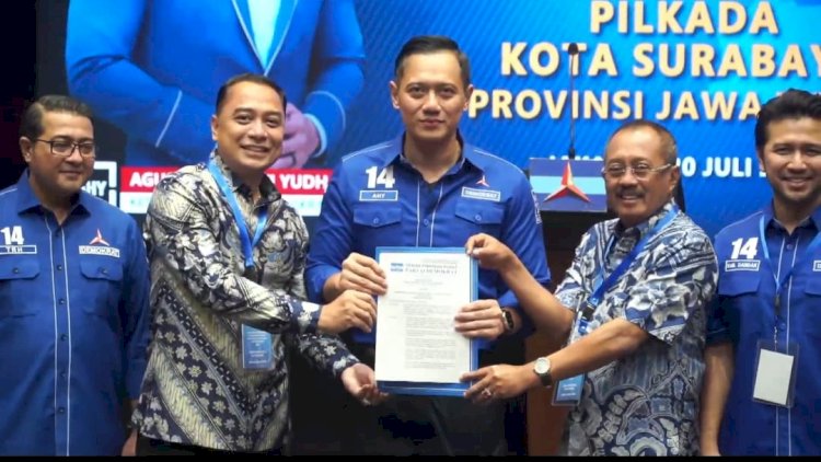 Teks foto: Agus Harimurti Yudhoyono menyerahkan rekomendasi Partai Demokrat mendukung Eri-Armuji maju di Pilkada Surabaya 2024/ist