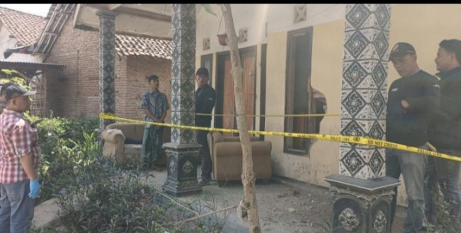 Polisi saat melakukan oleh TKP di rumah tempat tinggal korban
