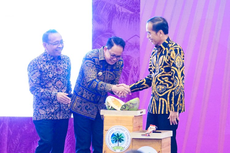 PJ Gubernur Jatim Adhy Karyono saat mendampingi Presiden Jokowi 