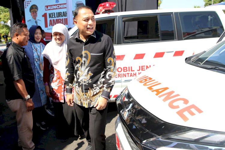 Teks foto: Wali Kota Eri meresmikan layanan 1 kelurahan 1 ambulans/ist
