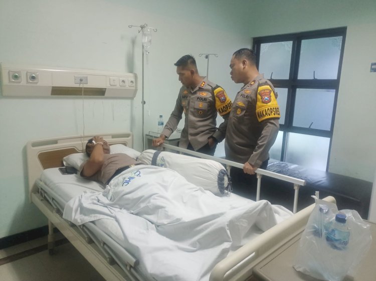 Polisi korban pengeroyokan saat dirawat di RS Kaliwates Jember.
