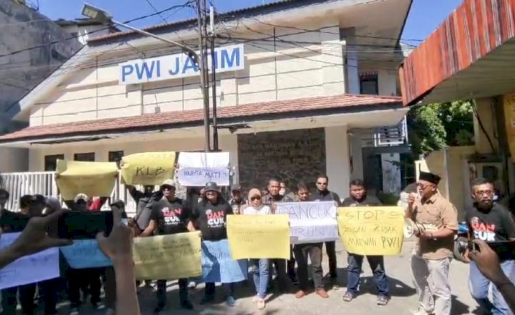 Demontrasi wartawan Jatim di halaman depan Gedung PWI Jawa Timu di Jl Taman Apsari 15-17 Surabaya, Senin (22/7) siang/Ist