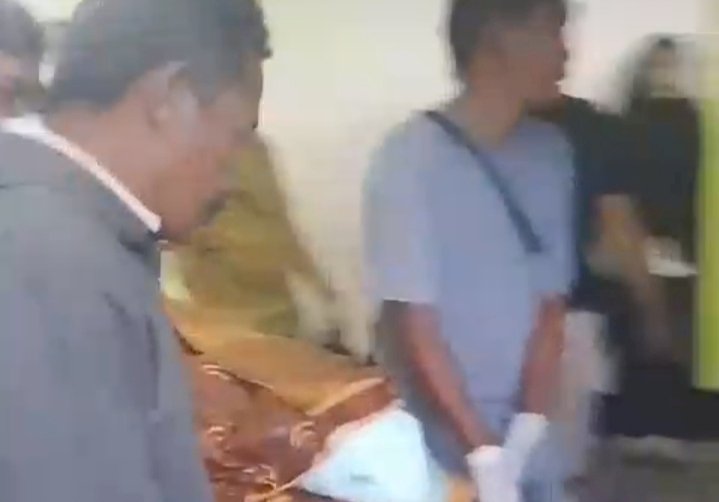 Jenazah Marzuki saat akan dinaikkan ke Ambulance untuk dibawa pulang ke rumah duka di Lenteng, Sumenep/Ist