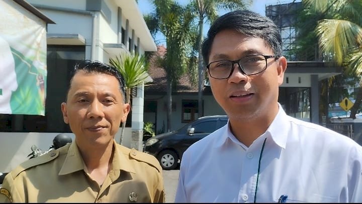 Direktur Advokasi dan Kerja Sama Desa dan Perdesaan Pemerintahan Desa Kemendes dan PDTT, Dwi Rudi Hartoyo (baju putih) dan Kepala DPMD Jember, Adi Wijaya(RMOLJatim