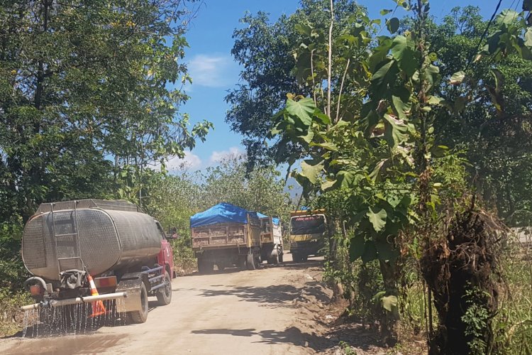 Barisan dump truk Over Dimension Over Loading (odol), ratusan unit yang lewat setiap hari, hancurkan jalan hotmix fasum./RMOLJatim