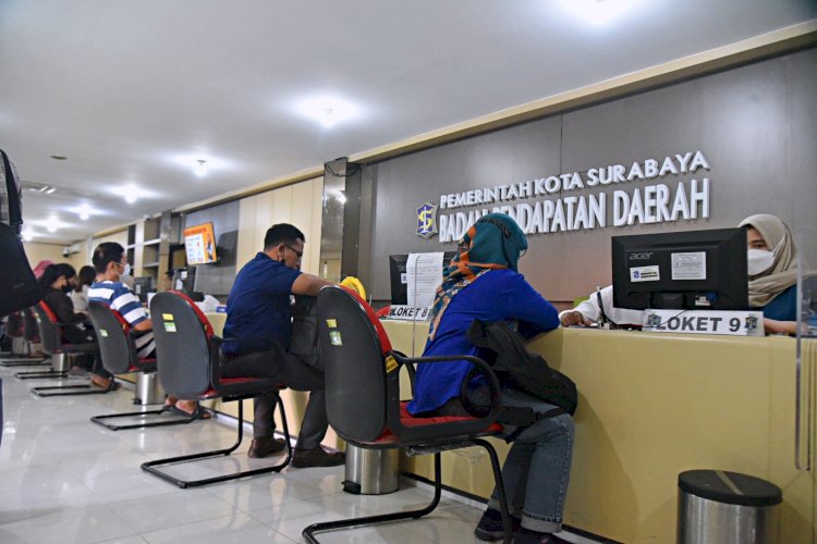 Teks foto: Warga membayar PBB di Bapenda Kota Surabaya/RMOLJatim