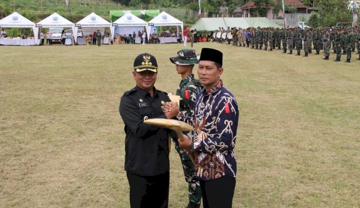Pj Bupati Probolinggo bersama anggota Kodim 0820 saat Resmikan TMMD/Ist