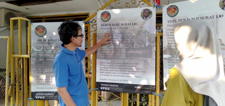Penyair Mulyadi J Amalik sedang menjelaskan makna puisi-puisinya kepada warga/Ist