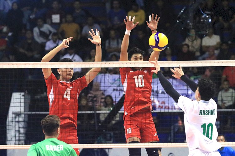 Timnas voli Indonesia saat melawan Arab Saudi di penyisihan Pul A pada Kejuaraan Bola Voli Asia U-20/2024 di Jawa Pos Arena Surabaya, Rabu (24/7) malam/Ist