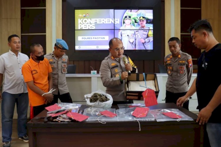 Polres Pacitan merilis dukun asal Trenggalek berinisial JBB (38) yang diduga melakukan penipuan dengan modus penggandaan uang/Ist