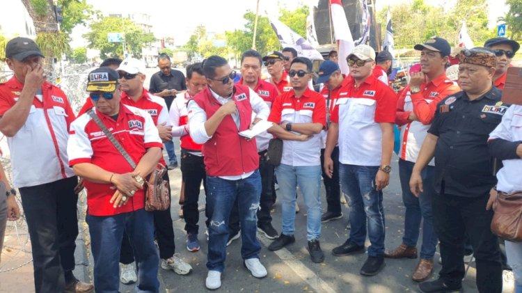 LSM LIRA Jatim di depan Kantor Gubernur
