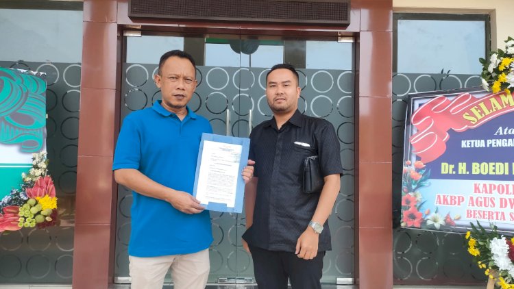 Caleg Partai NasDem dapil Madiun Kota IV kecamatan Manguharjo terpilih pada Pileg 2024, Dodik Rahardiyono (kiri) bersama kuasa hukumnya, Raden Elang Yayan Mulyana usai melaporkan gugatan hukum di PN Madiun, Kamis (25/7)/Ist