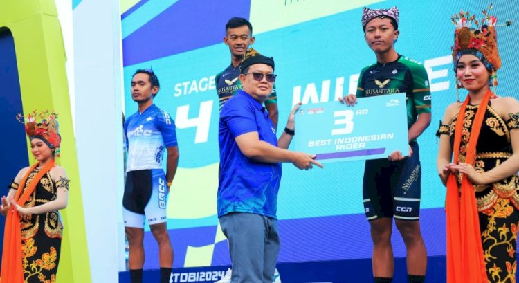 Pj Gubernur Adhy Karyono saat menghadiri penutupan Balap Sepeda Tour de Banyuwangi Ijen 2024