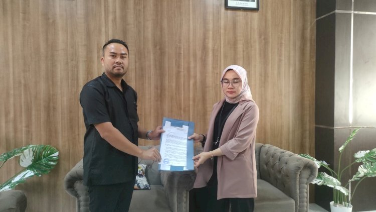 Kuasa hukum Dodik Rahardiyono, Raden Elang Yayan Mulyana (kiri) saat menyerahkan surat dan bukti registrasi gugatan atas pemecatan kliennya oleh DPP Partai Nasdem kepada Ketua KPU Kota Madiun Pita Anjarsari di Kantor KPU Kota Madiun, Kamis (25/7)/Ist