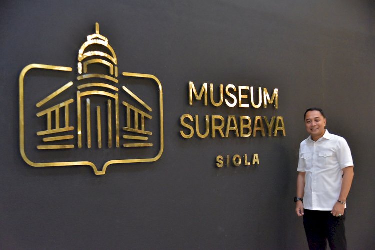 Teks foto: Wali Kota Eri di Museum Surabaya/RMOLJatim