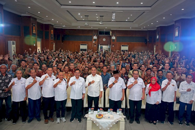 Teks foto: Teks foto: Wali Kota Eri bersama ratusan pendonor yang bakal menerima penghargaan SLKS dari Presiden Republik Indonesia (RI) Joko Widodo/ist