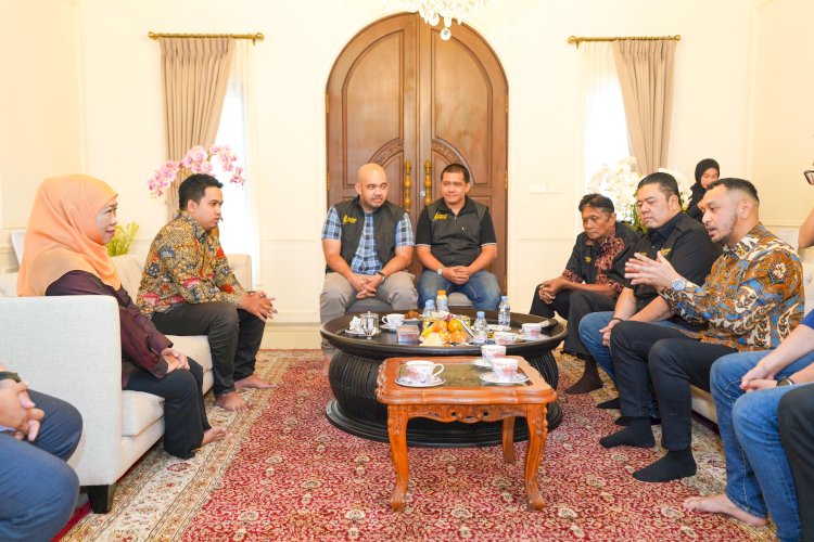 Giring 'KAMi Gibran' saat menemui Khofifah Indar Parawansa 