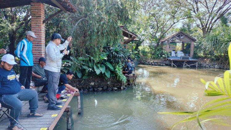 Anggota DPRD Jatim dari Fraksi Golkar DPRD Jatim Blegur Prijanggono saat mancing di Monstero Fishing Park Sidoarjo/ist