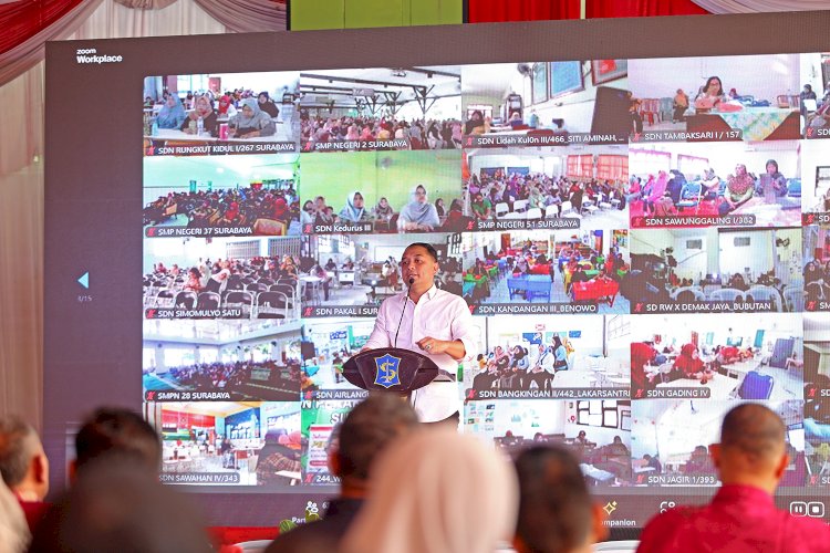 Teks foto: Wali Kota Eri menghadiri MOOT Siswa/RMOLJatim