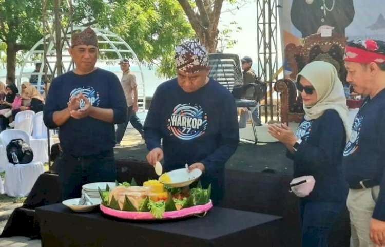 Pj Bupati Probolinggo saat memotong tumpeng puncak Hari Koperasi. /RMOL Jatim 
