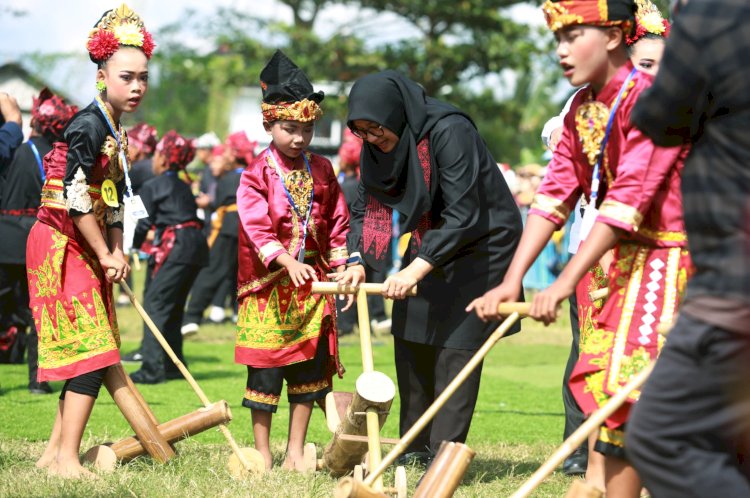 Bupati Ipuk nampak asyik bermain bersama anak-anak di Lapangan Lugjag Rogojampi, Banyuwangi/Humas Pemkab Bwi