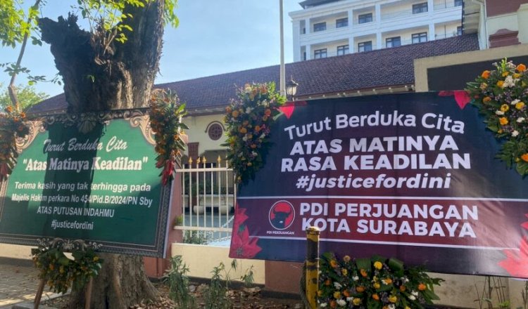 Karangan bunga milik PDIP Surabaya terpasang di depan PN Surabaya/Ist