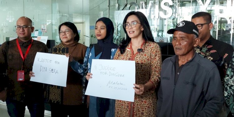 Keluarga Dini Sera Afriyanti didampingi Anggota DPR RI dari PDIP Rieke Diah Pitaloka, melaporkan Majelis Hakim PN Surabaya ke Komisi Yudisial (KY), Jakarta Pusat, Senin (29/7)/RMOL