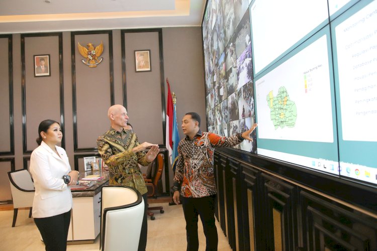 Teks foto: Wali Kota Eri bersama Dubes Belanda untuk Indonesia, Lambert Grijns/ist