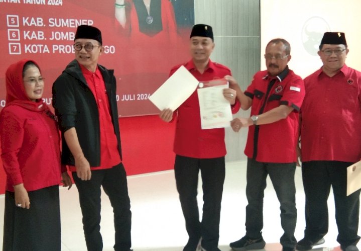 Eri Cahyadi-Armuji saat menerima rekom maju pilwali Surabaya 2024 dari PDI Perjuangan/RMOLJatim