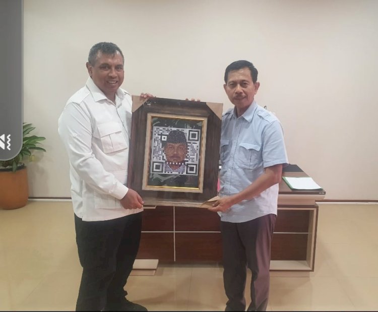 Founder Kawoong Innovation, Hadi Wardoyo cinderamata QR Art tanda jasa kepada putra Letjen Purn Ida Bagus Sudjana, yakni Letjen Purn Ida Bagus Purwalaksana di kediaman/Ist