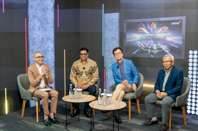 Vikram Sinha, Presiden Director dan CEO Indosat Ooredoo Hutchison( baju batik)