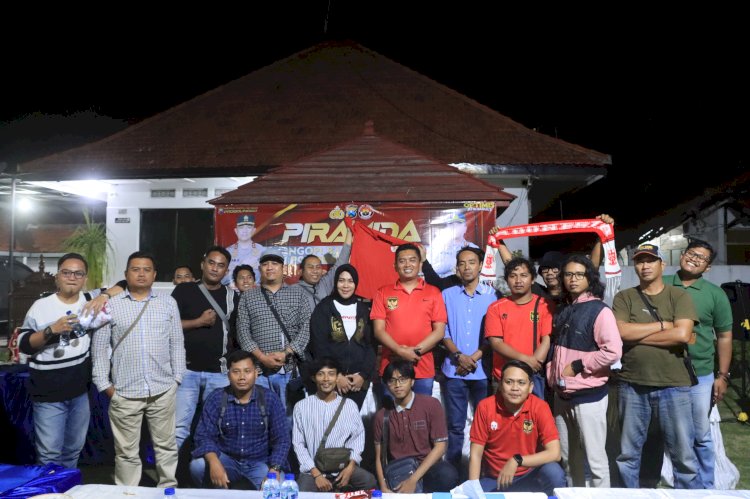 Kapolres Probolinggo dan jajaran bersama Wartawan Probolinggo Raya usai Nobar Piala AFF U-19/Ist