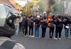 Massa Demo Putusan MK di Lamongan Bakar Karangan Bunga Ucapan Pelantikan DPRD