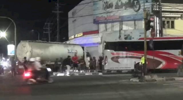 Kondisi Bus Mira dan truk tangki semen usai tabrakan/ist