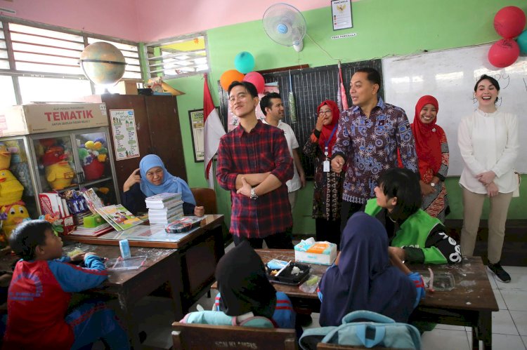 Eri Cahyadi mendampingi Gibran dalam uji coba makanan bergizi gratis di Surabaya 